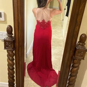 JJ’s HOUSE red/burgundy Bridesmaid Evening Gown with Lace sheer back size 4/6!
